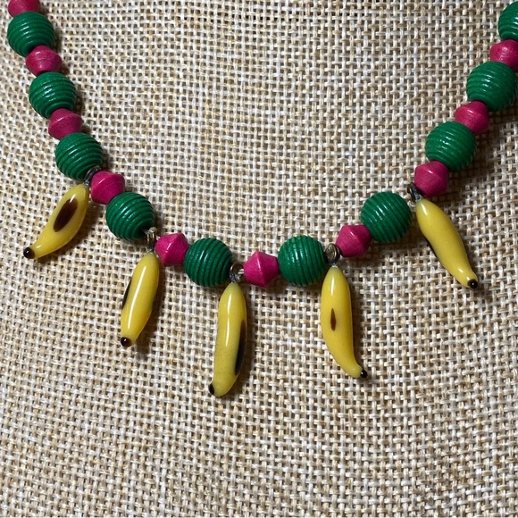 Vintage banana charm necklace with green and pink beads - Picture 2 of 3